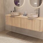 Rond hangend naturel eiken wastafelmeubel 160 cm met afgeronde hoeken en twee beige marmerlook waskommen