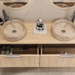 Rond hangend naturel eiken wastafelmeubel 160 cm met afgeronde hoeken en twee beige marmerlook waskommen
