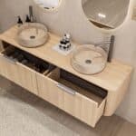 Rond hangend naturel eiken wastafelmeubel 160 cm met afgeronde hoeken en twee beige marmerlook waskommen