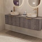 Rond hangend donker eiken wastafelmeubel 160 cm met afgeronde hoeken en twee beige marmerlook waskommen