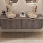 Rond hangend donker eiken wastafelmeubel 160 cm met afgeronde hoeken en twee beige marmerlook waskommen