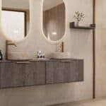Rond hangend donker eiken wastafelmeubel 160 cm met afgeronde hoeken en twee beige marmerlook waskommen