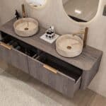 Rond hangend donker eiken wastafelmeubel 160 cm met afgeronde hoeken en twee beige marmerlook waskommen