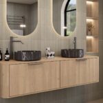 Rond hangend naturel eiken badkamermeubel 160 cm met vlak front, eiken blad en zwart marmer keramische waskom