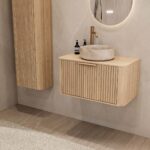 Rond hangend naturel eiken badkamermeubel 80 cm met groevenfront en beige marmerlook waskom