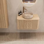 Rond hangend naturel eiken badkamermeubel 80 cm met groevenfront en beige marmerlook waskom
