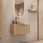 Rond hangend naturel eiken badkamermeubel 80 cm met groevenfront en beige marmerlook waskom