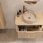 Rond hangend naturel eiken badkamermeubel 80 cm met groevenfront en beige marmerlook waskom