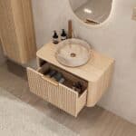 Rond hangend naturel eiken badkamermeubel 80 cm met groevenfront en beige marmerlook waskom