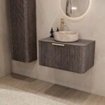 Rond hangend donker eiken badkamermeubel 80 cm met groevenfront en beige marmerlook waskom