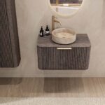 Rond hangend donker eiken badkamermeubel 80 cm met groevenfront en beige marmerlook waskom