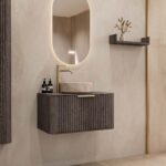 Rond hangend donker eiken badkamermeubel 80 cm met groevenfront en beige marmerlook waskom
