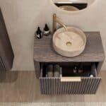 Rond hangend donker eiken badkamermeubel 80 cm met groevenfront en beige marmerlook waskom