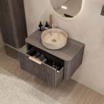 Rond hangend donker eiken badkamermeubel 80 cm met groevenfront en beige marmerlook waskom