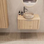 Rond hangend naturel eiken badkamermeubel 80 cm met afgeronde hoeken en beige marmerlook waskom