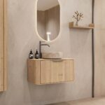 Rond hangend naturel eiken badkamermeubel 80 cm met afgeronde hoeken en beige marmerlook waskom