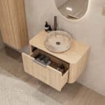 Rond hangend naturel eiken badkamermeubel 80 cm met afgeronde hoeken en beige marmerlook waskom