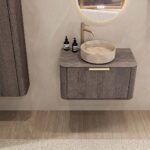 Rond hangend donker eiken badkamermeubel 80 cm met afgeronde hoeken en beige marmerlook waskom