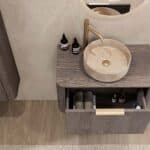 Rond hangend donker eiken badkamermeubel 80 cm met afgeronde hoeken en beige marmerlook waskom