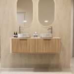 Rond hangend naturel eiken wastafelmeubel 140 cm met groevenfront en twee marmerlook waskommen