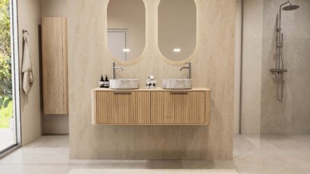 Rond hangend naturel eiken wastafelmeubel 140 cm met groevenfront en twee marmerlook waskommen