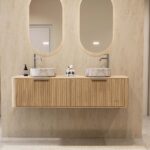 Rond hangend naturel eiken wastafelmeubel 160 cm met groevenfront en twee marmerlook waskommen