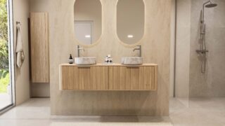 Rond hangend naturel eiken wastafelmeubel 160 cm met groevenfront en twee marmerlook waskommen