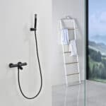 Thermostatische bad/douchekraan in mat zwart, geleverd als complete set met handdouche, doucheslang en wandhaak. Voorzien van 5 jaar garantie en verkrijgbaar in 6 kleuren. Kenmerkend voor de Toscana serie is het gedraaide reliëf op de bediening: een