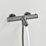 Thermostatische bad/douchekraan in black gun metal, geleverd als complete set met handdouche, doucheslang en wandhaak. Voorzien van 5 jaar garantie en verkrijgbaar in 6 kleuren. Kenmerkend voor de Toscana serie is het gedraaide reliëf op de bediening