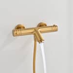 Thermostatische bad/douchekraan in geborsteld goud, geleverd als complete set met handdouche, doucheslang en wandhaak. Voorzien van 5 jaar garantie en verkrijgbaar in 6 kleuren. Kenmerkend voor de Toscana serie is het gedraaide reliëf op de bediening
