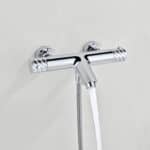 Thermostatische bad/douchekraan in chroom, geleverd als complete set met handdouche, doucheslang en wandhaak. Voorzien van 5 jaar garantie en verkrijgbaar in 6 kleuren. Kenmerkend voor de Toscana serie is het gedraaide reliëf op de bediening: een sub