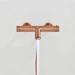 Thermostatische bad/douchekraan in geborsteld koper, geleverd als complete set met handdouche, doucheslang en wandhaak. Voorzien van 5 jaar garantie en verkrijgbaar in 6 kleuren. Kenmerkend voor de Toscana serie is het gedraaide reliëf op de bedienin