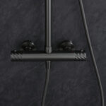 Luxe opbouwdoucheset in Black Gun Metal met PVD-coating, thermostatische douchekraan en hoofddouche van Ø20 cm. Inclusief handdouche. Verkrijgbaar in 6 kleuren en 5 jaar garantie. Kenmerkend voor de Toscana serie is het gedraaide reliëf op de bedieni
