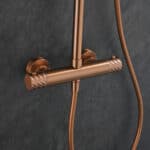 Stijlvolle opbouwdoucheset in geborsteld koper met PVD-coating, thermostatische douchekraan en hoofddouche van Ø20 cm. Inclusief handdouche. Verkrijgbaar in 6 kleuren en 5 jaar garantie. Kenmerkend voor de Toscana serie is het gedraaide reliëf op de