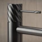 Moderne hoge wastafelkraan in black gun metal, geschikt voor een badmeubel met waskom. Voorzien van een duurzame PVD-coating, 5 jaar garantie en verkrijgbaar in 6 kleuren. Kenmerkend voor de Toscana serie is het gedraaide reliëf op de bediening: een