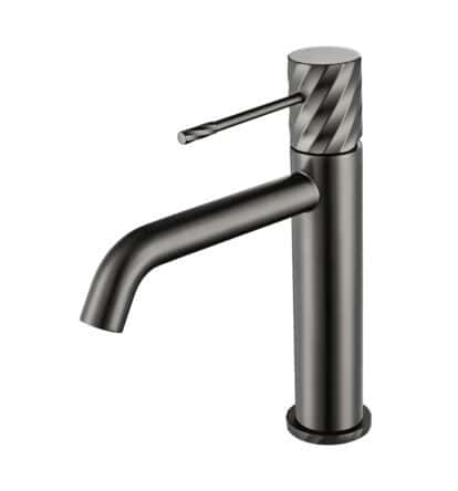 Moderne lage wastafelkraan in black gun metal voor een badmeubel met wastafel, geleverd als complete set inclusief bijpassende clickwaste met duurzame PVD-coating. De clickwaste is een handige pop-up afvoer die je eenvoudig opent en sluit door erop t