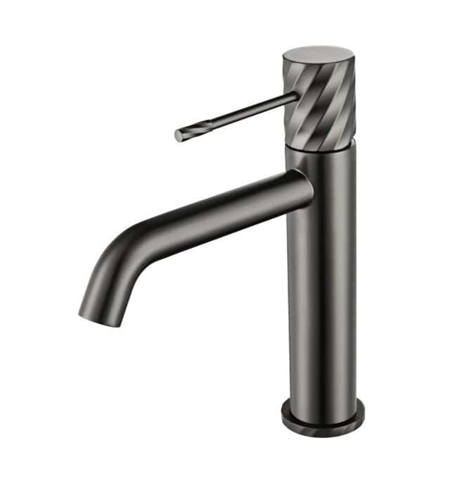 Moderne lage wastafelkraan in black gun metal voor een badmeubel met wastafel, geleverd als complete set inclusief bijpassende clickwaste met duurzame PVD-coating. De clickwaste is een handige pop-up afvoer die je eenvoudig opent en sluit door erop t