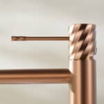 Moderne lage wastafelkraan in geborsteld koper voor een badmeubel met wastafel, geleverd als complete set inclusief bijpassende clickwaste met duurzame PVD-coating. De clickwaste is een handige pop-up afvoer die je eenvoudig opent en sluit door erop