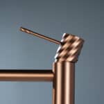 Moderne hoge wastafelkraan in geborsteld koper voor een badmeubel met waskom, geleverd als complete set inclusief bijpassende clickwaste met duurzame PVD-coating. De clickwaste is een handige pop-up afvoer die je eenvoudig opent en sluit door erop te