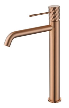 Moderne hoge wastafelkraan in geborsteld koper, geschikt voor een badmeubel met waskom. Voorzien van een duurzame PVD-coating, 5 jaar garantie en verkrijgbaar in 6 kleuren. Kenmerkend voor de Toscana serie is het gedraaide reliëf op de bediening: een