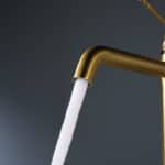 Moderne hoge wastafelkraan in geborsteld goud voor een badmeubel met waskom, geleverd als complete set inclusief bijpassende clickwaste met duurzame PVD-coating. De clickwaste is een handige pop-up afvoer die je eenvoudig opent en sluit door erop te