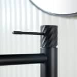 Moderne hoge wastafelkraan in mat zwart voor een badmeubel met waskom, geleverd als complete set inclusief bijpassende clickwaste met duurzame PVD-coating. De clickwaste is een handige pop-up afvoer die je eenvoudig opent en sluit door erop te drukke