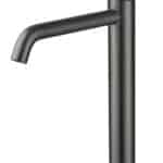 Moderne hoge wastafelkraan in black gun metal, geschikt voor een badmeubel met waskom. Voorzien van een duurzame PVD-coating, 5 jaar garantie en verkrijgbaar in 6 kleuren. Kenmerkend voor de Toscana serie is het gedraaide reliëf op de bediening: een