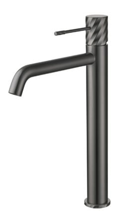 Moderne hoge wastafelkraan in black gun metal, geschikt voor een badmeubel met waskom. Voorzien van een duurzame PVD-coating, 5 jaar garantie en verkrijgbaar in 6 kleuren. Kenmerkend voor de Toscana serie is het gedraaide reliëf op de bediening: een
