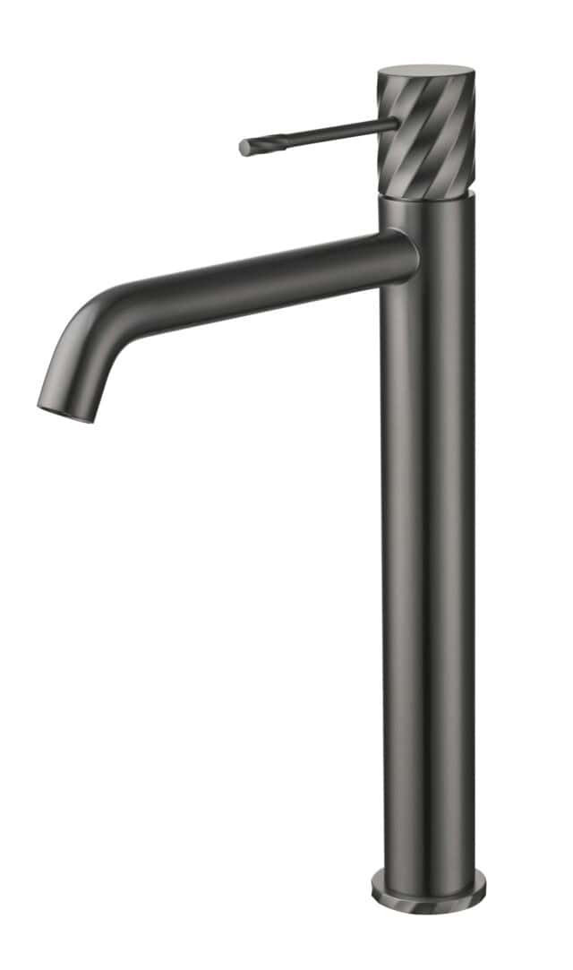 Moderne hoge wastafelkraan in black gun metal, geschikt voor een badmeubel met waskom. Voorzien van een duurzame PVD-coating, 5 jaar garantie en verkrijgbaar in 6 kleuren. Kenmerkend voor de Toscana serie is het gedraaide reliëf op de bediening: een