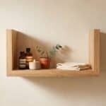 Compacte wandplank van massief eikenhout in de kleur Naturel Eiken. Voorzien van een onzichtbare bevestiging en perfect voor badkamer, toilet of woonruimte.