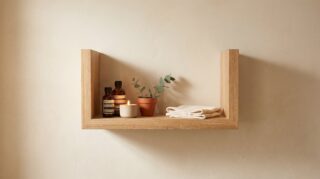 Compacte wandplank van massief eikenhout in de kleur Naturel Eiken. Voorzien van een onzichtbare bevestiging en perfect voor badkamer, toilet of woonruimte.