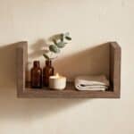 Compacte wandplank van massief eikenhout in de kleur Donker Eiken. Voorzien van een onzichtbare bevestiging en perfect voor badkamer, toilet of woonruimte.