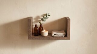 Compacte wandplank van massief eikenhout in de kleur Donker Eiken. Voorzien van een onzichtbare bevestiging en perfect voor badkamer, toilet of woonruimte.