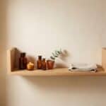 Wandplank van massief eikenhout in de kleur Naturel Eiken. Voorzien van een onzichtbare bevestiging en perfect voor badkamer, toilet of woonruimte.